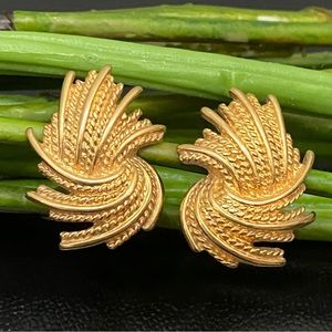 Vintage MONET Signed Gold-tone Wheat Spray Rope Feather Clip On Earrings